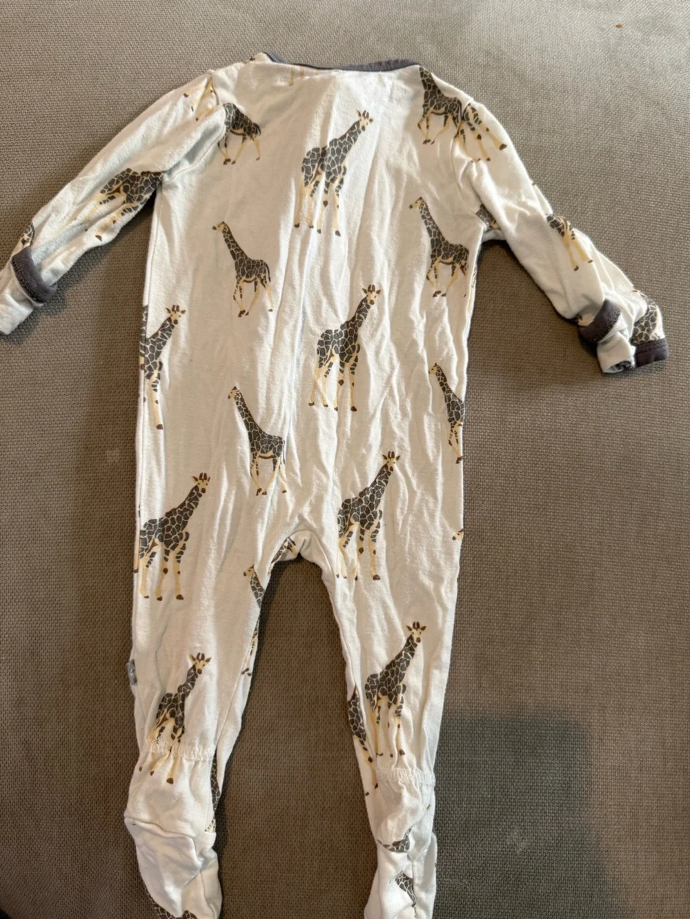 Kyte BABY White Giraffe-Print Zippered Footed Pajamas with Gray Trim